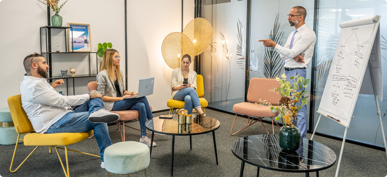 Réunion d'entreprise dans l'espace salon